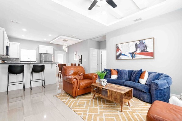 TV - Cozy & Stylish 3bed/2bath Apt (McAllen)