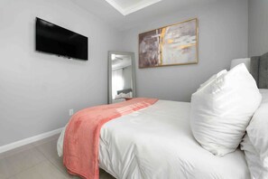 3 habitaciones, escritorio y tabla de planchar con plancha 