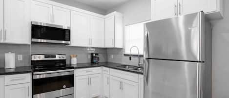 Kylskåp, mikrovågsugn, ugn och spishäll