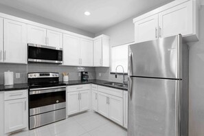Fridge, microwave, oven, stovetop - Cozy & Stylish 3bed/2bath Apt (McAllen)