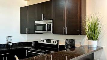 Réfrigérateur, micro-ondes, four, plaque de cuisson