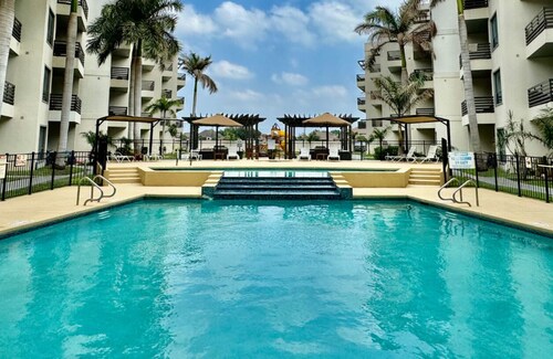 Pool & Jacuzzi Condo - Book Now!