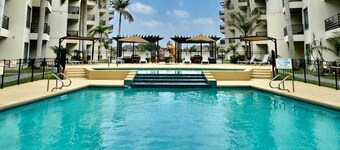 Pool & Jacuzzi Condo - Book Now!