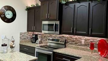 Een koelkast, een magnetron, een oven, een kookplaat