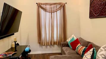 Een televisie en een stereo