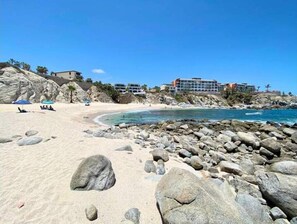 Nær stranden, solsenger og strandhåndklær