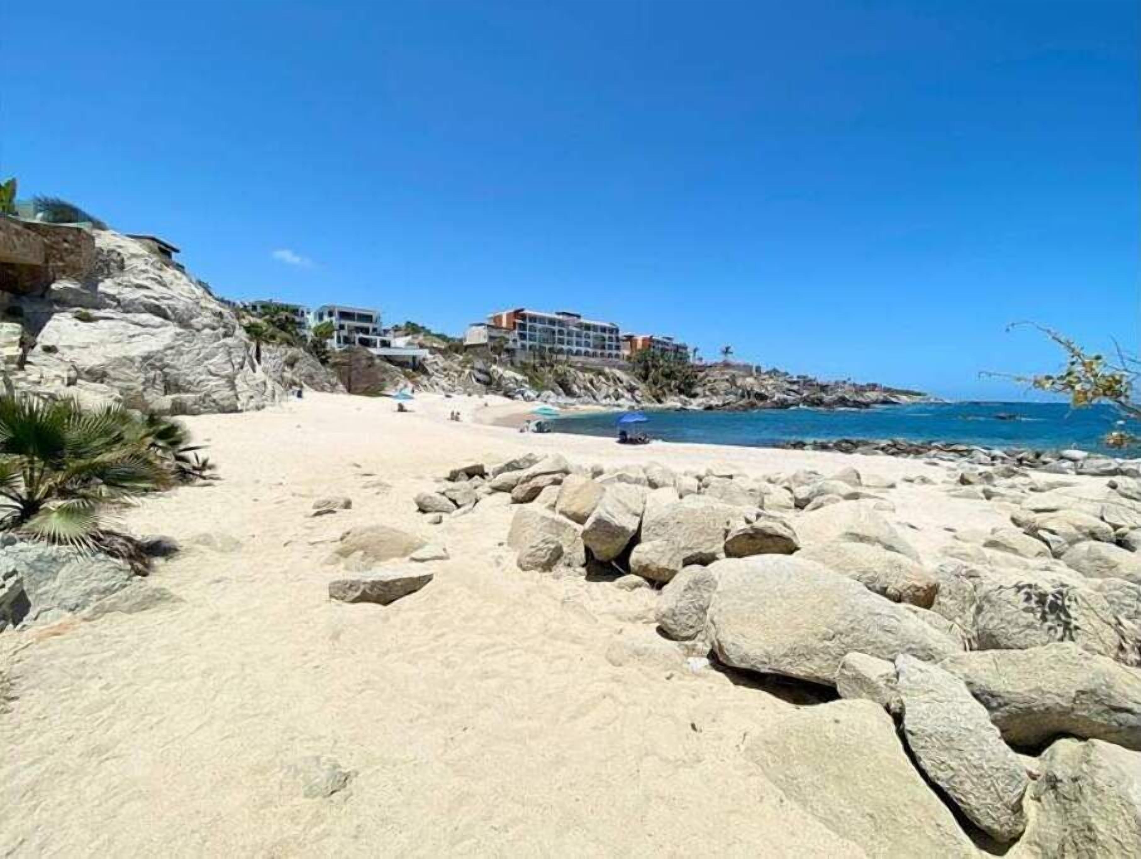 Beach nearby, sun loungers, beach towels