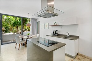 Geladeira, micro-ondas, fogão, cooktop