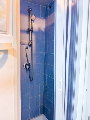 Habitación individual clásica, 1 cama individual grande, para no fumadores, vista a la ciudad | Baño | Regadera, regadera tipo lluvia, amenidades de baño gratuitas 