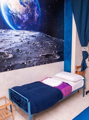 Classic Room, 1 Double Bed, Non Smoking, City View | Free minibar, individually decorated, individually furnished - Romatic Guest House  (Rome)