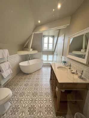 Een douche, een haardroger, handdoeken, zeep