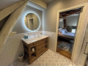 5 habitaciones, escritorio, tabla de planchar con plancha y wifi gratis