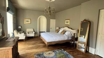 5 bedrooms, desk, iron/ironing board, free WiFi