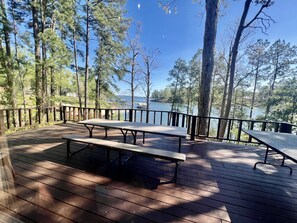 Outdoor dining - Rustic Lakeside Fishing Camp South Toledo Bend -Skiers Cove- 3 bedrooms-Sleeps 8 (Burkeville)