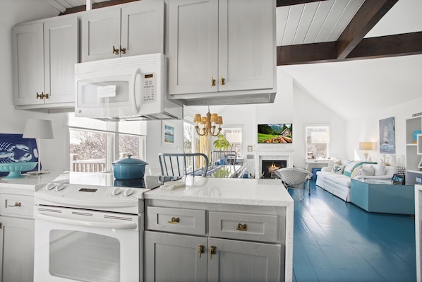 Interior - Nantucket Beach House Oasis. 4 Beds, 3 baths, with spectacular views (Nantucket)