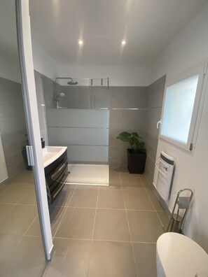 Shower, jetted bath, hair dryer, towels - Belle Villa Moderne Avec Piscine Entre mer et Garrigue (Cournonsec)