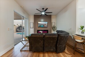 Living area - Desert Sunset Serenity - Heated Pool and Spa (Las Vegas)