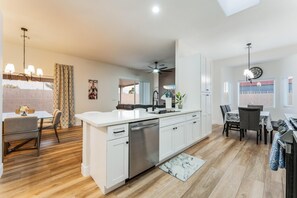 Private kitchen - Desert Sunset Serenity - Heated Pool and Spa (Las Vegas)