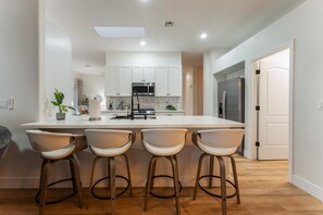 Private kitchen - Desert Sunset Serenity - Heated Pool and Spa (Las Vegas)