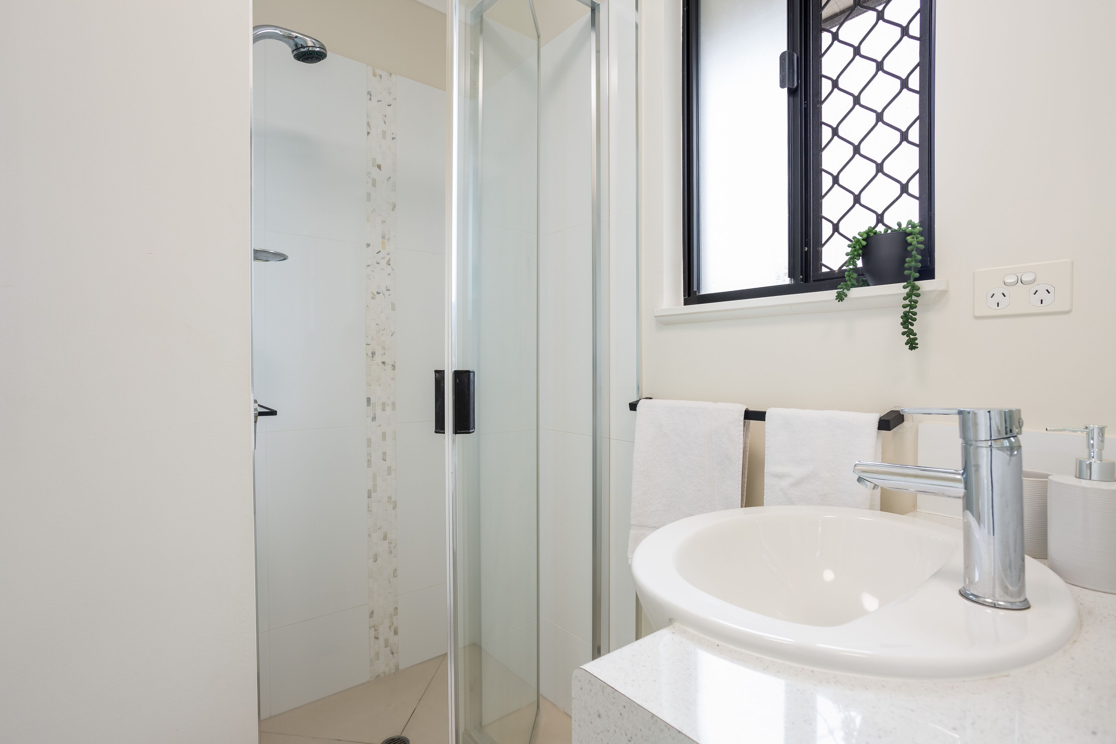 Apartemen Comfort | Kamar mandi | Shower, perlengkapan mandi gratis, pengering rambut, dan handuk