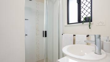 Apartemen Comfort | Kamar mandi | Shower, perlengkapan mandi gratis, pengering rambut, dan handuk