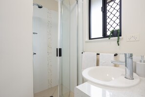 Comfort-huoneisto | Kylpyhuone | Suihku, ilmaiset hygieniatuotteet, hiustenkuivaaja, pyyhkeet