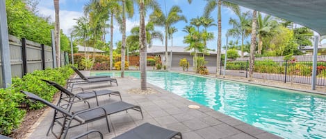 Una piscina al aire libre