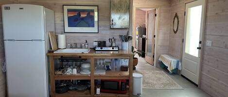 Réfrigérateur, micro-ondes, cafetière/bouilloire