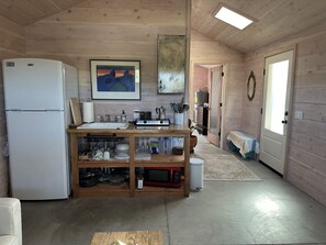 Een koelkast, een magnetron, een koffiezetapparaat/waterkoker