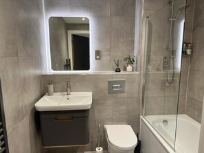 Shower, hair dryer, towels, soap - York Minster Apartment (York)