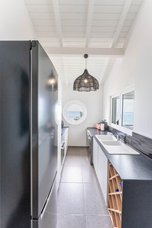 Fridge, microwave, oven, stovetop - Lagon Paradis**** - Opposite the beach in the village of Sainte-Anne (Sainte-Anne)