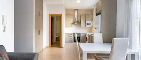 公寓, 2 间卧室 | 私人厨房 | 大冰箱、微波炉、烤箱、炉灶