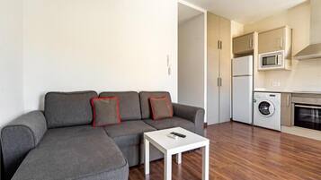 Refrigerador con freezer, microondas, horno, placa de cocina