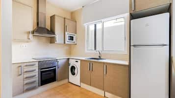 Full-sized fridge, microwave, oven, stovetop