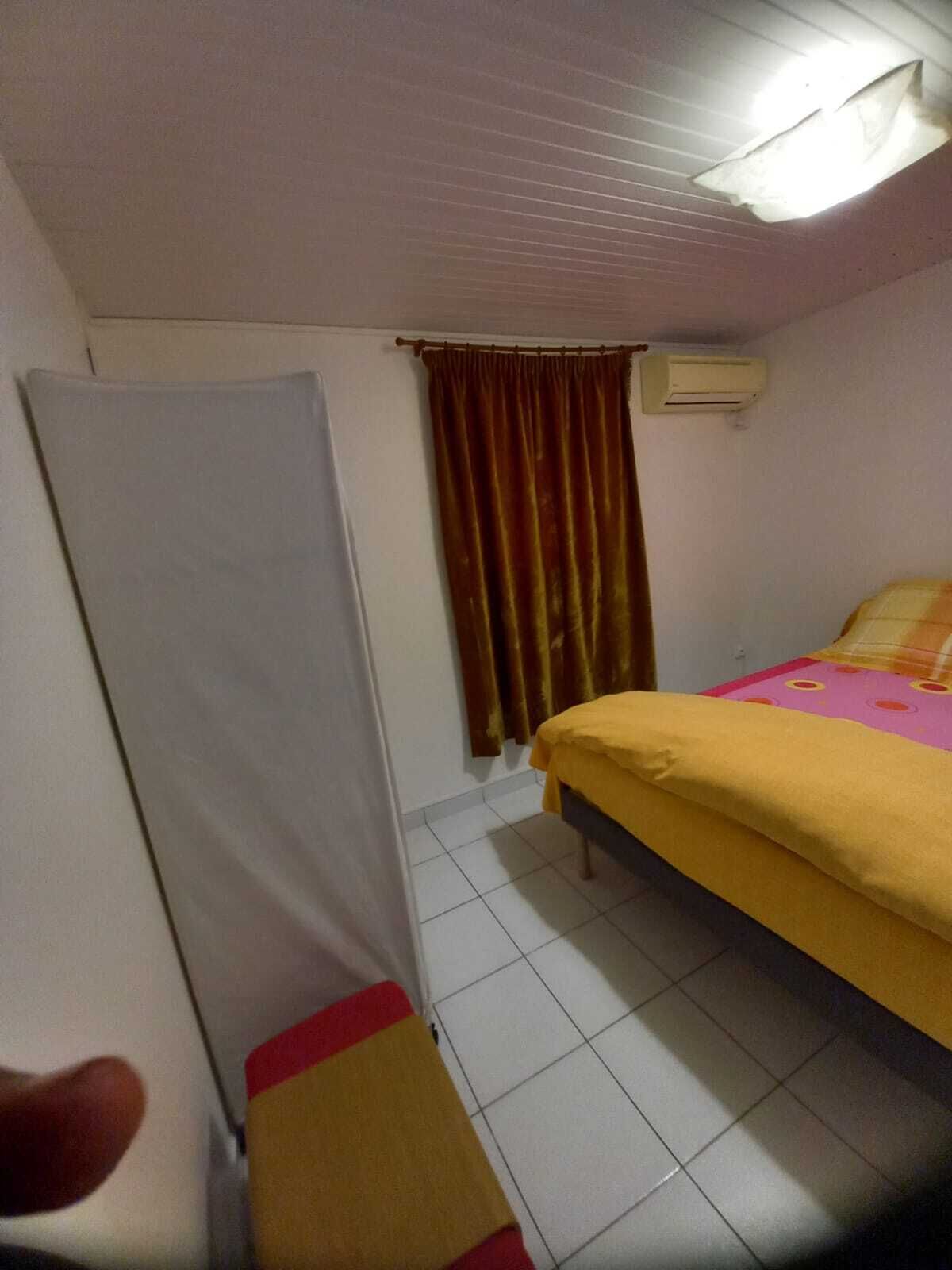1 chambre, fer et planche à repasser, accès au Wi-Fi (inclus)