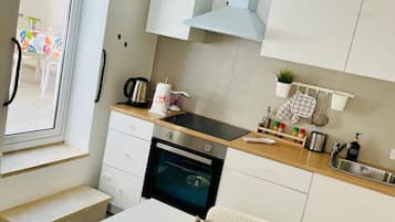 Réfrigérateur, four, plaque de cuisson, cafetiÚre/bouilloire