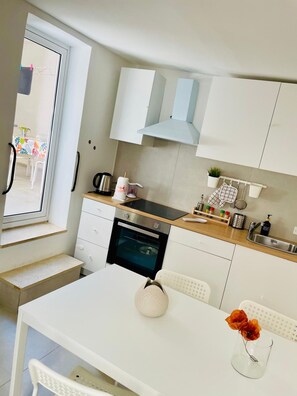 Een koelkast, een oven, een kookplaat, een koffiezetapparaat/waterkoker