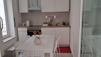 Refrigerador, horno, parrilla de estufa y cafetera y tetera