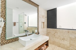 Ducha, secador de pelo, toallas y jabón