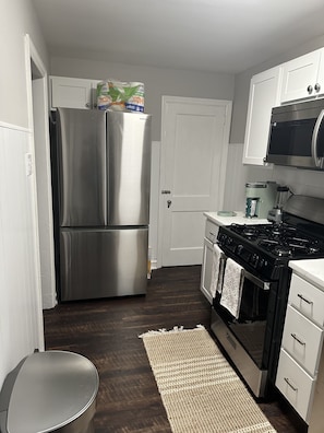 Fridge, microwave, oven, stovetop - Contemporary 2 BR Townhome- Pet Friendly! (Wilmington)