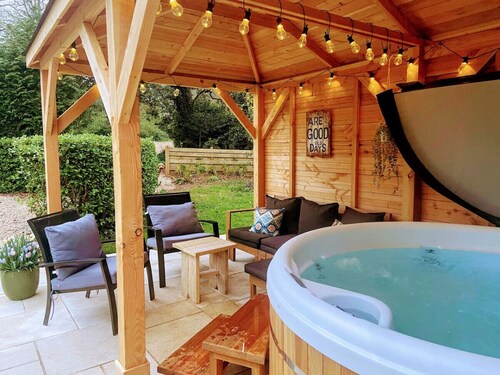 Stay in the AONB with Own Hot Tub, Dogs Welcome
