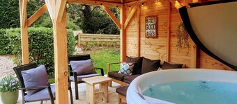Stay in the AONB with Own Hot Tub, Dogs Welcome
