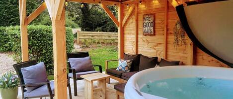 Outdoor spa tub