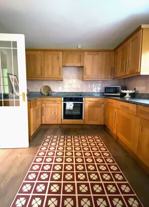 Fridge, microwave, oven, stovetop - Stay in the AONB with Own Hot Tub, Dogs Welcome (Somerset)