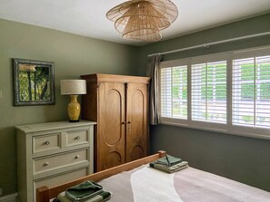 2 bedrooms, desk, iron/ironing board, travel cot - Stay in the AONB with Own Hot Tub, Dogs Welcome (Somerset)