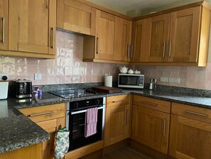 Een koelkast, een magnetron, een oven, een kookplaat