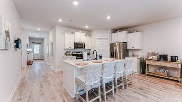 Køleskab, mikrobølgeovn, ovn, kogeplade