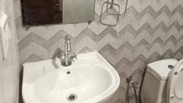 Appartement, 2 chambres, fumeurs, balcon | Salle de bain