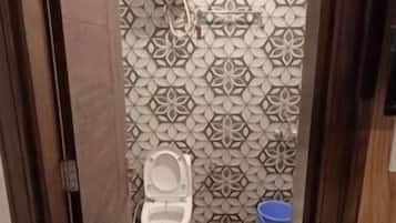Apartment, 2 Bedrooms, Smoking, Balcony | Bathroom | Toilet paper