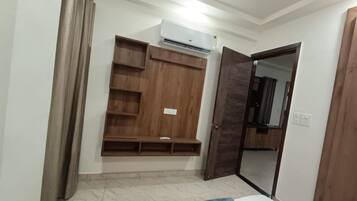 Apartment, 2 Bedrooms, Smoking, Balcony | Interior